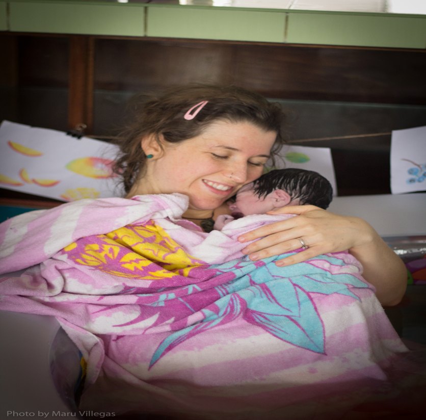 Una madre abraza a su recién nacido después del parto